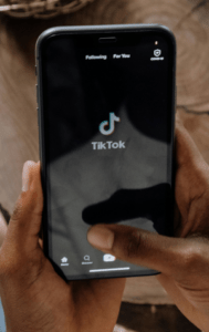 Personne consultant TikTok avec une vidéo en chargement pour planification de publication